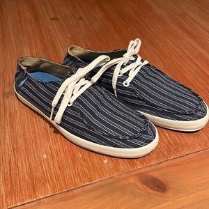 Hardly worn light weight canvas lace Vans sneaker.